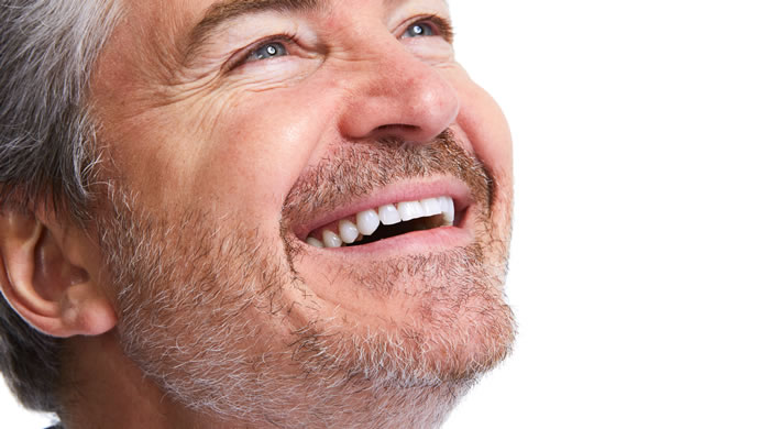Sourire blanchiment des dents par laser pour les hommes aussi